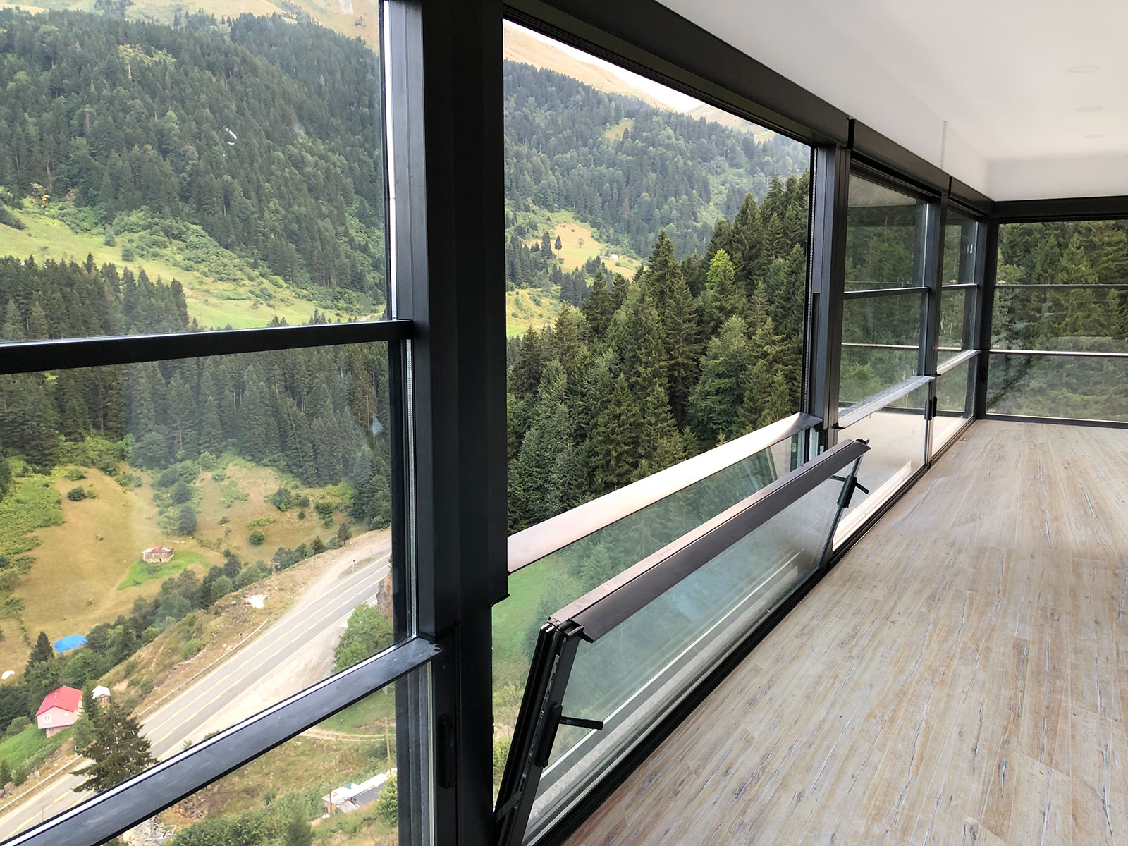 Albert Genau Balkon Camlama